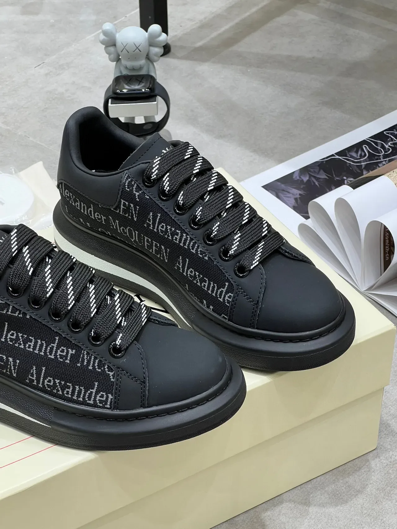 Alexander McQueen Oversized Sneaker 黑色白色 轮廓 品牌纺织侧面板 生活方式运动鞋 3