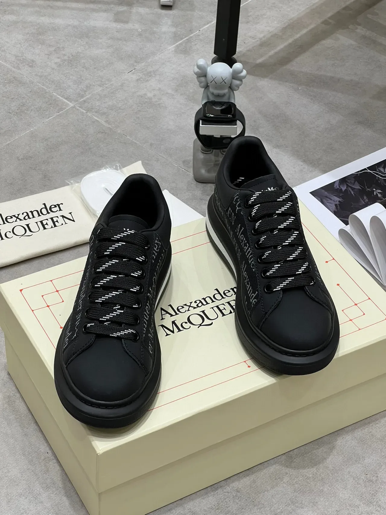 Alexander McQueen Oversized Sneaker 黑色白色 轮廓 品牌纺织侧面板 生活方式运动鞋 4