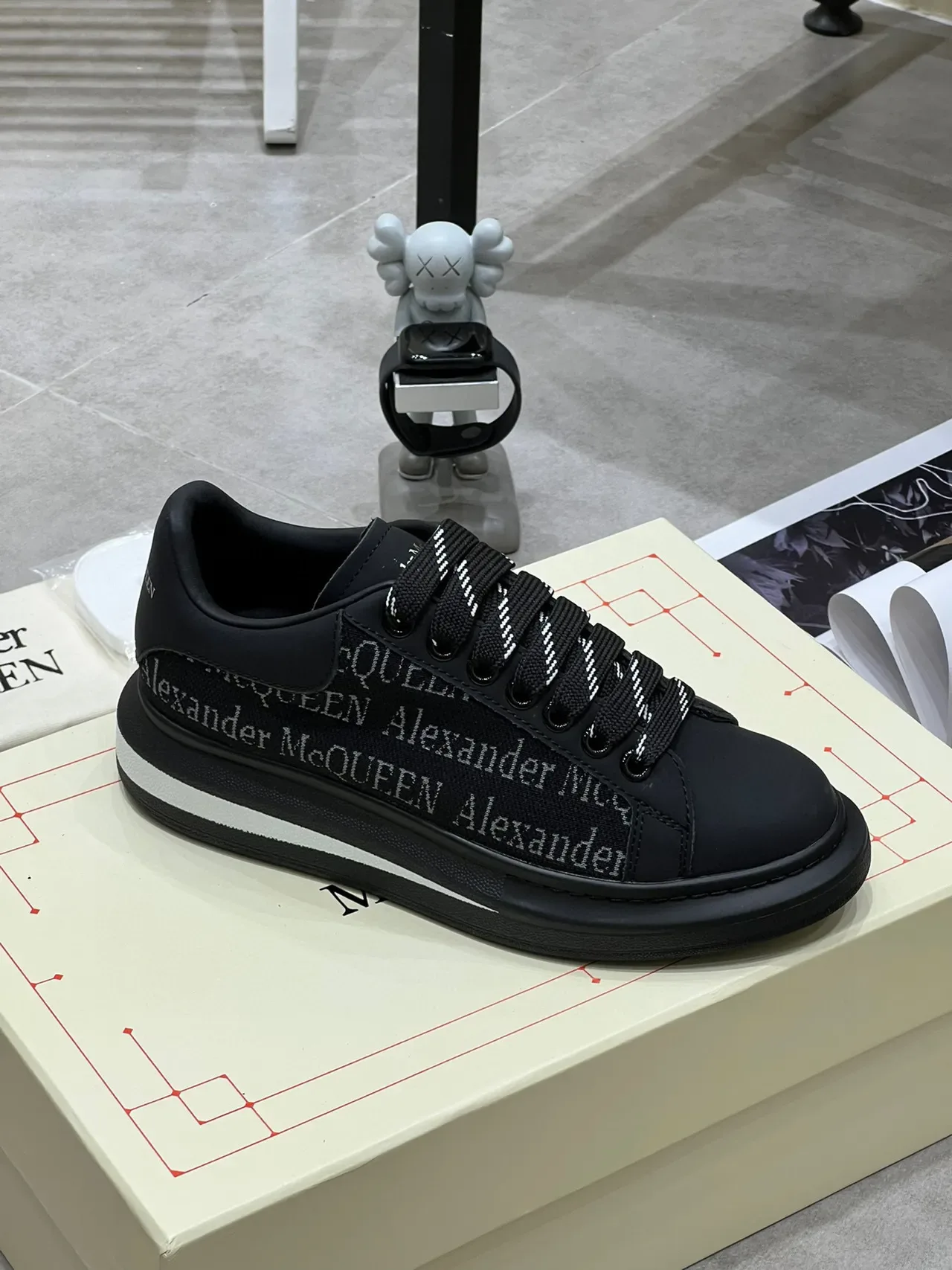 Alexander McQueen Oversized Sneaker 黑色白色 轮廓 品牌纺织侧面板 生活方式运动鞋 5