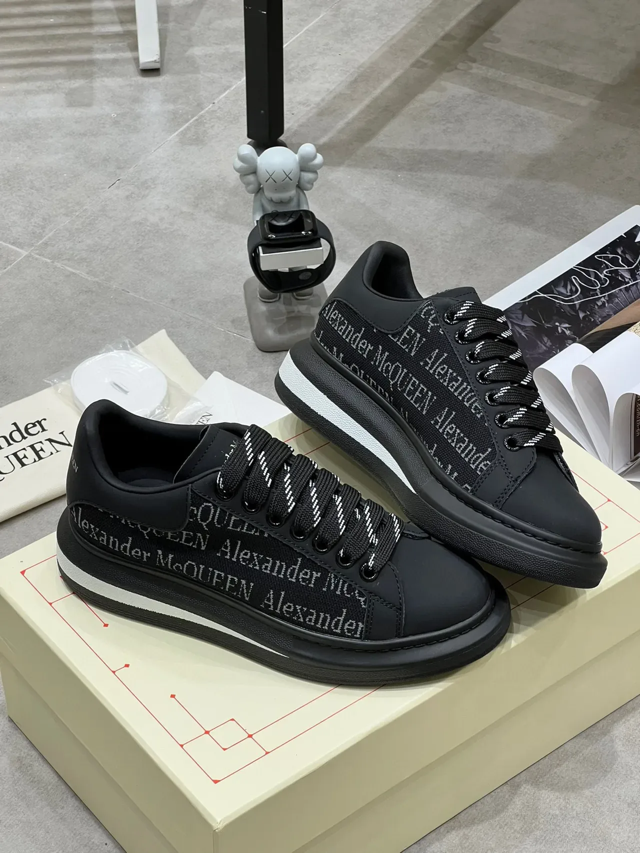 Alexander McQueen Oversized Sneaker 黑色白色 轮廓 品牌纺织侧面板 生活方式运动鞋 6
