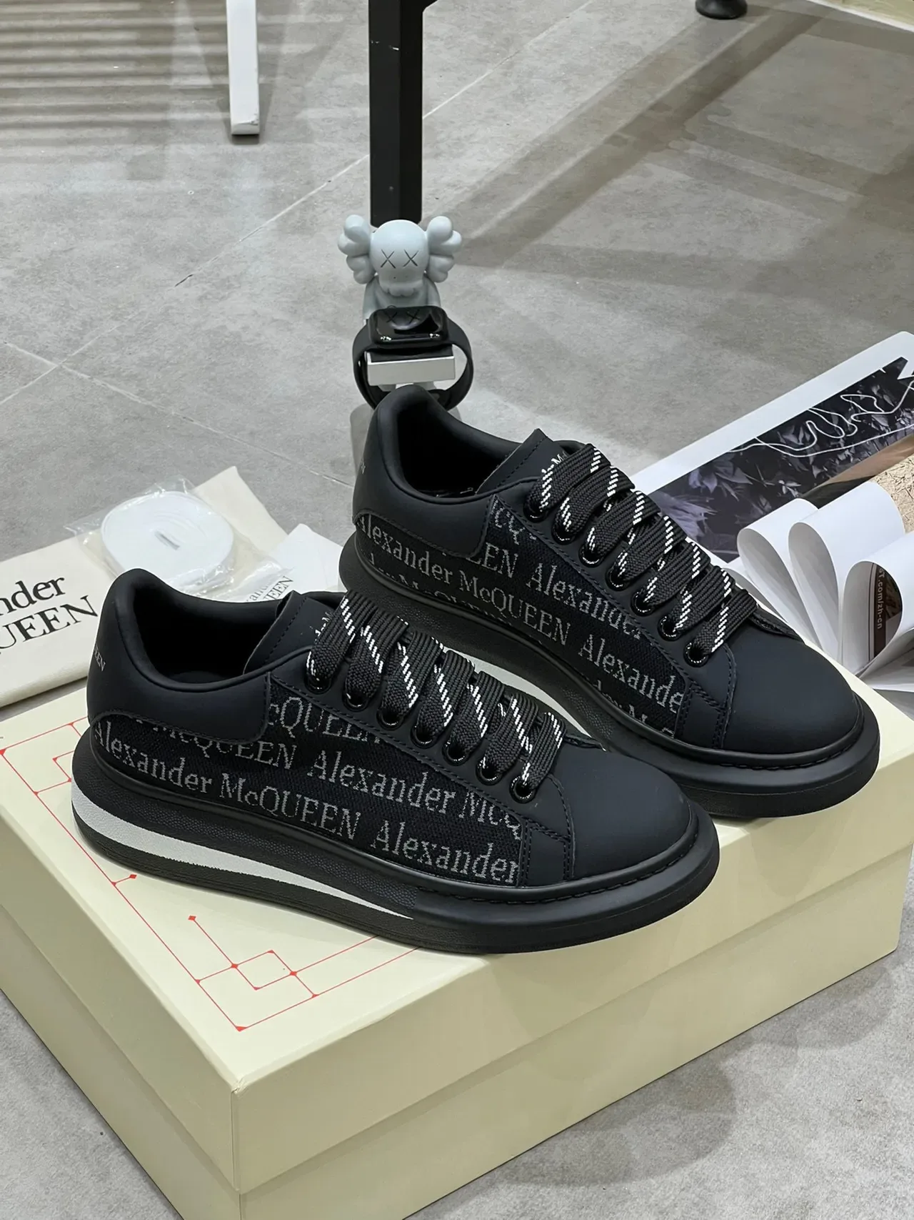 Alexander McQueen Oversized Sneaker 黑色白色 轮廓 品牌纺织侧面板 生活方式运动鞋 7