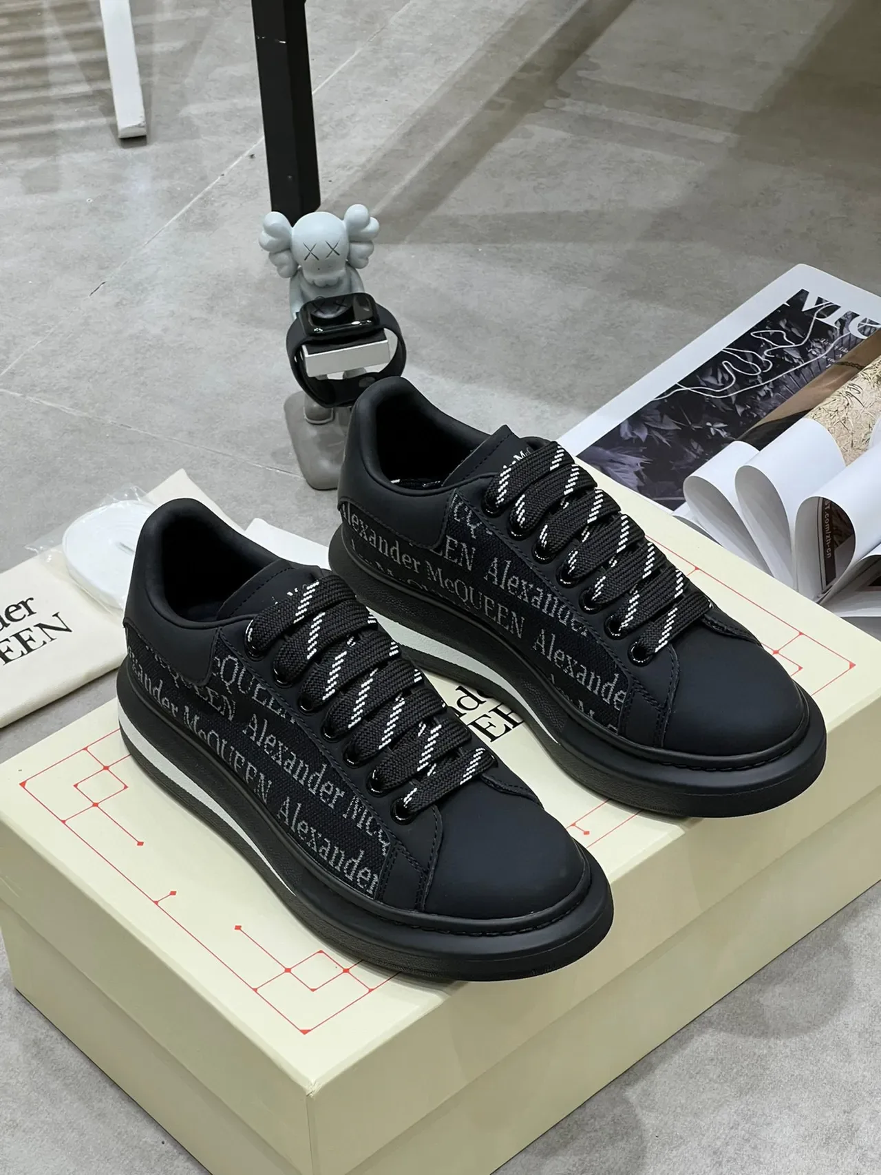 Alexander McQueen Oversized Sneaker 黑色白色 轮廓 品牌纺织侧面板 生活方式运动鞋 8