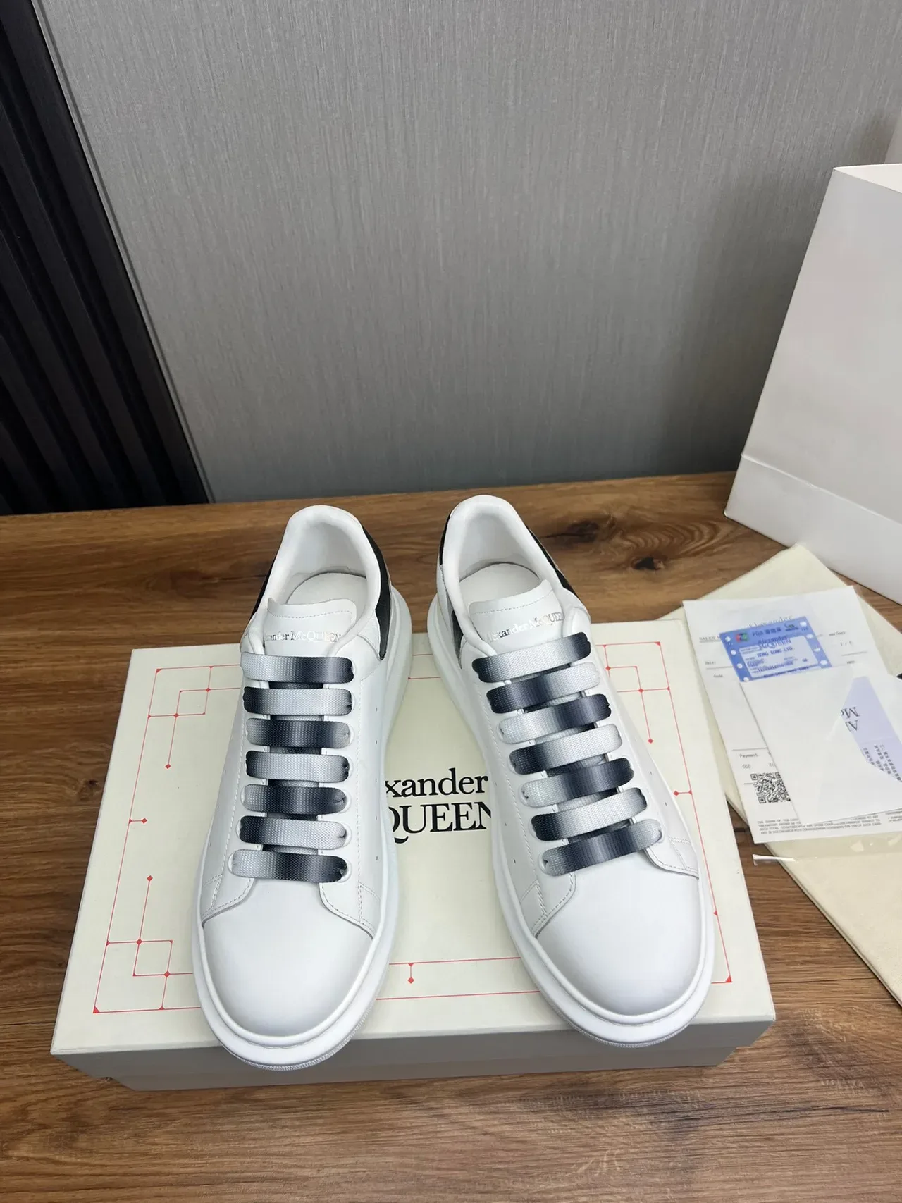 Alexander McQueen Tênis Oversized Branco Preto Sola Plataforma Couro Superior Suave Tênis Lifestyle 2