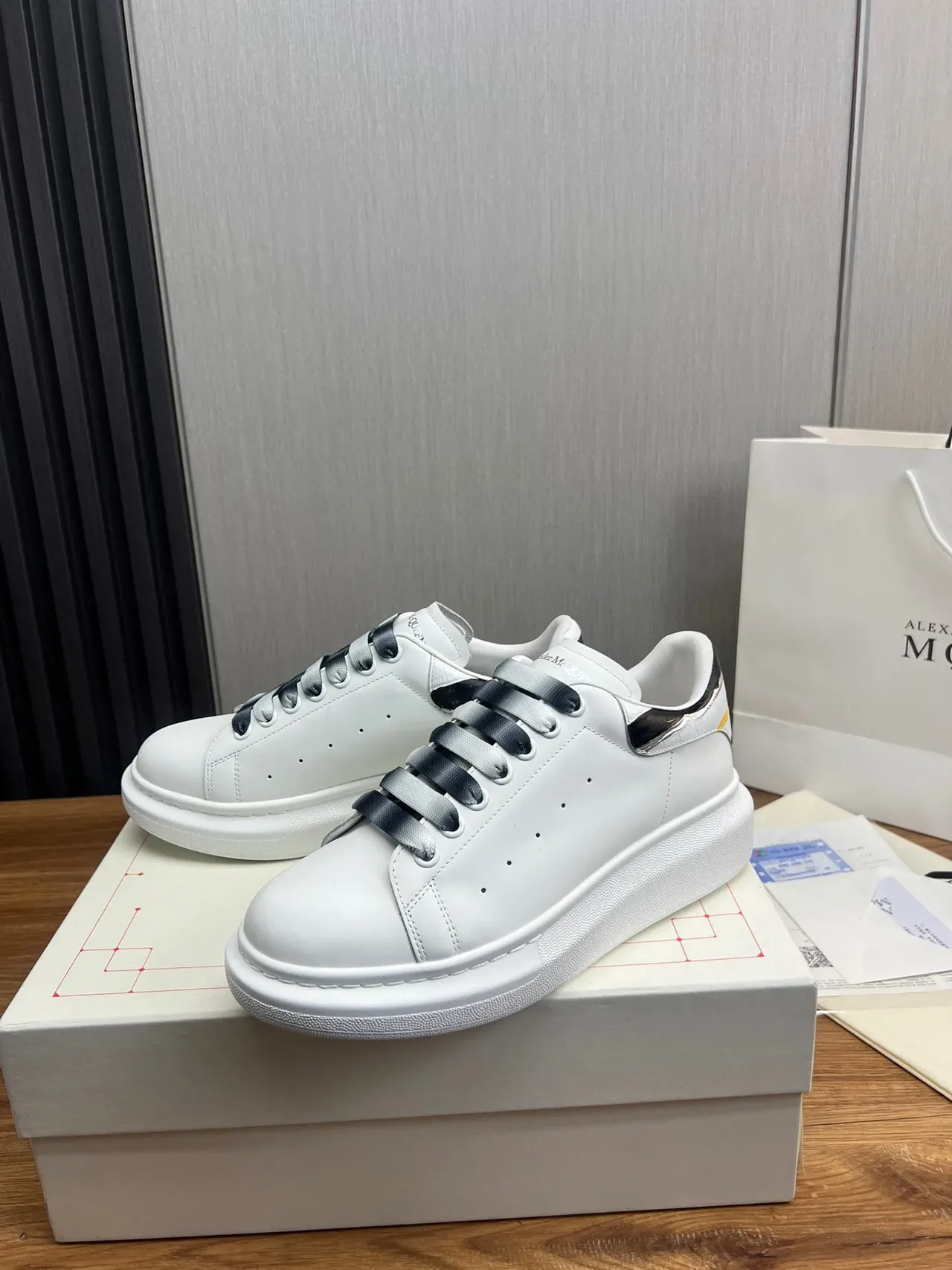 Alexander McQueen Tênis Oversized Branco Preto Sola Plataforma Couro Superior Suave Tênis Lifestyle 3