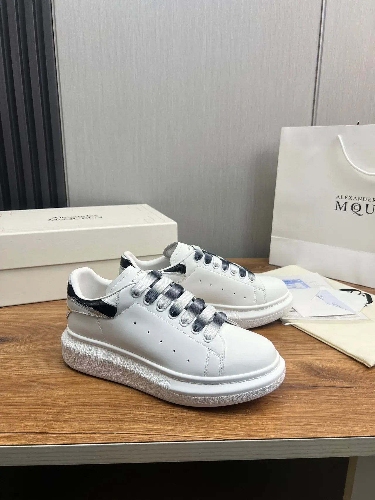 Alexander McQueen Tênis Oversized Branco Preto Sola Plataforma Couro Superior Suave Tênis Lifestyle 4