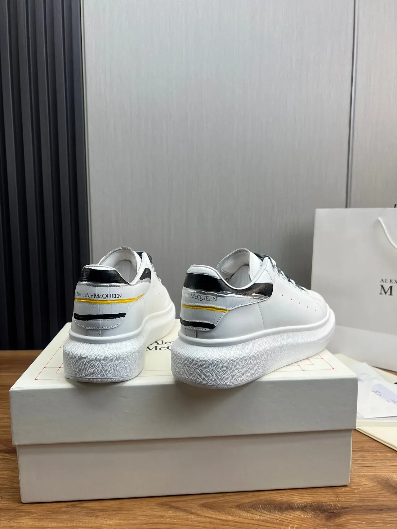 Alexander McQueen Tênis Oversized Branco Preto Sola Plataforma Couro Superior Suave Tênis Lifestyle 5