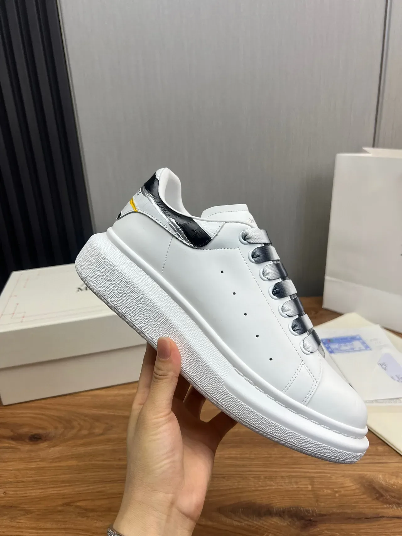 Alexander McQueen Tênis Oversized Branco Preto Sola Plataforma Couro Superior Suave Tênis Lifestyle 6
