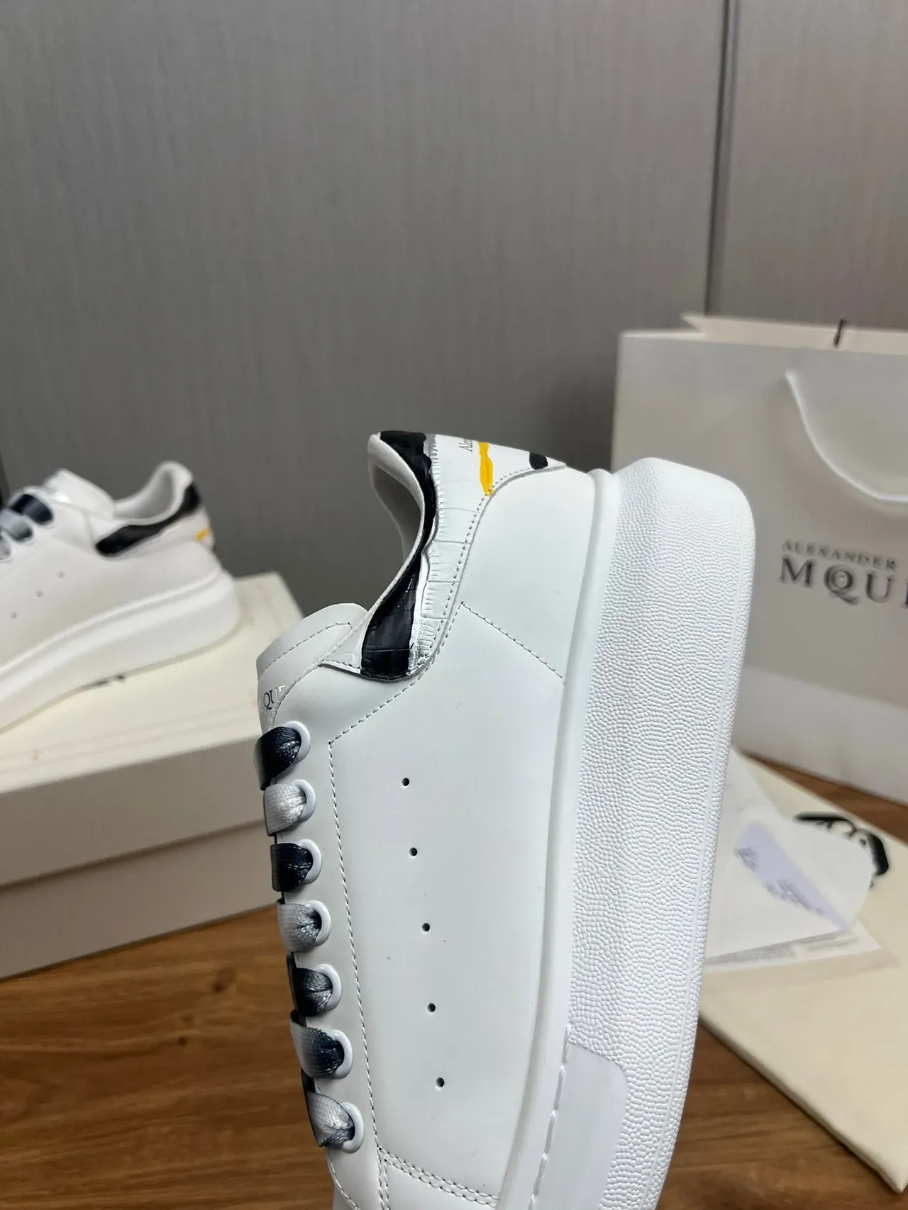 Alexander McQueen Tênis Oversized Branco Preto Sola Plataforma Couro Superior Suave Tênis Lifestyle 7