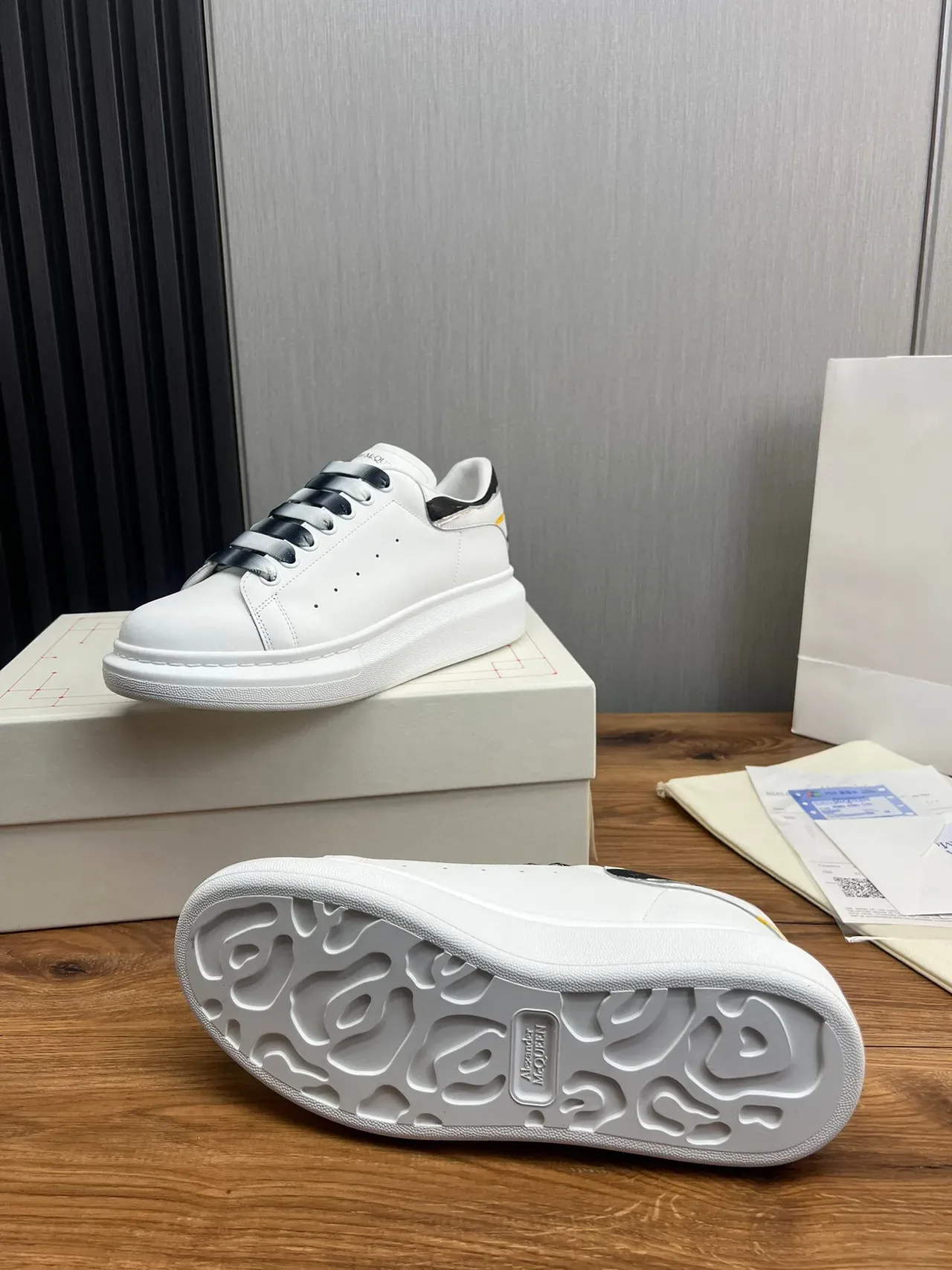 Alexander McQueen Tênis Oversized Branco Preto Sola Plataforma Couro Superior Suave Tênis Lifestyle 8