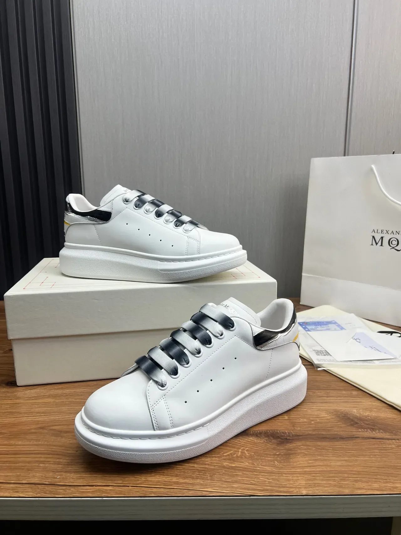 Alexander McQueen Tênis Oversized Branco Preto Sola Plataforma Couro Superior Suave Tênis Lifestyle 9