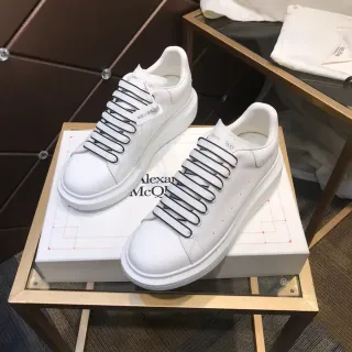 Alexander McQueen ओवरसाइज्ड स्नीकर्स सफेद काला सोल एलास्टिक स्ट्रैप लेसिंग लाइफस्टाइल स्नीकर्स