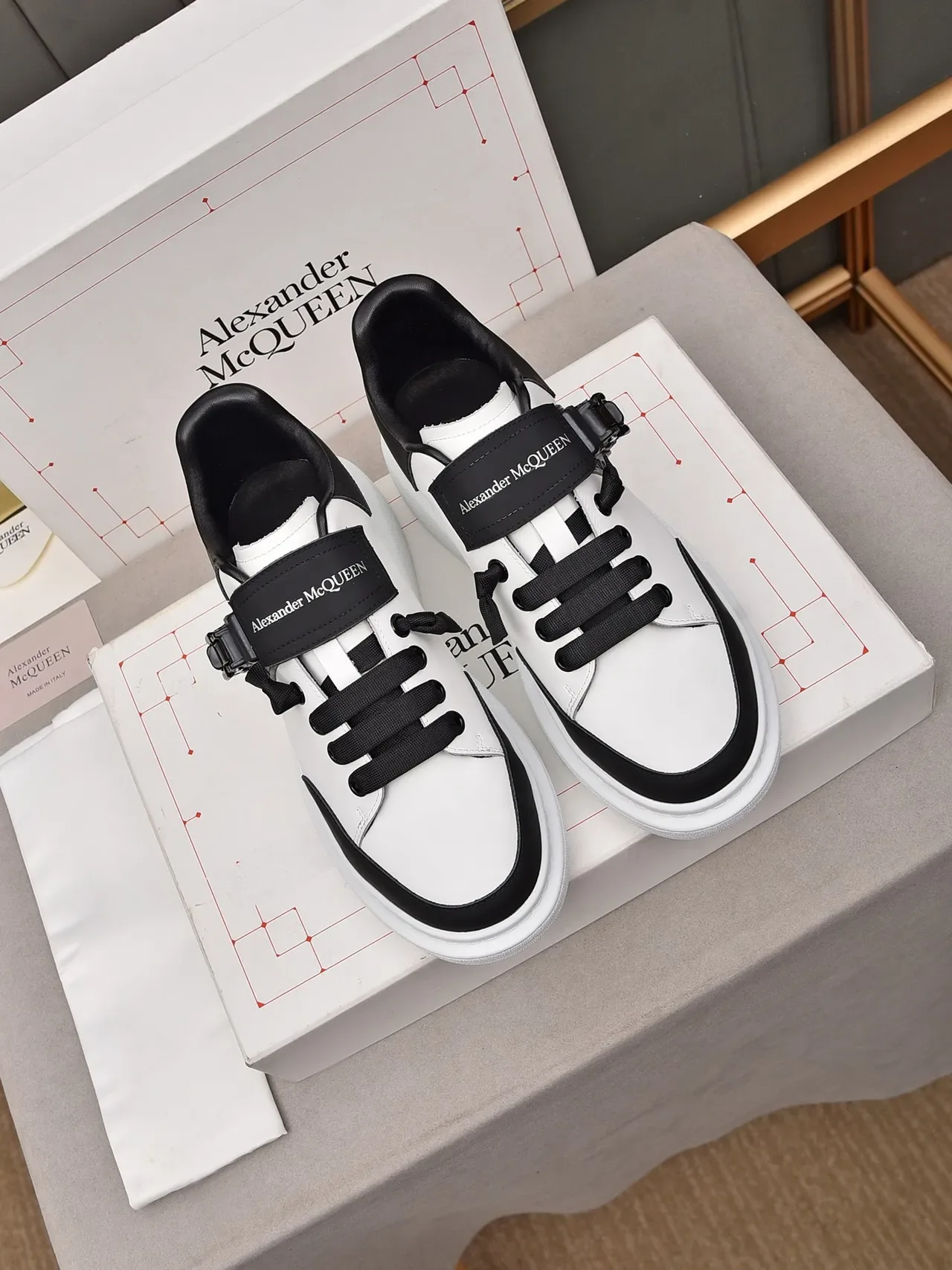 Alexander McQueen zapatillas oversized blanco negro correa lifestyle sneakers 2