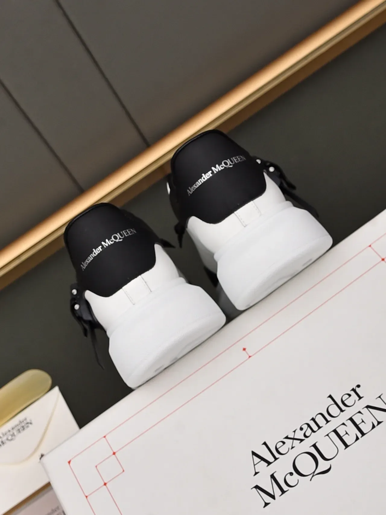 Alexander McQueen zapatillas oversized blanco negro correa lifestyle sneakers 3