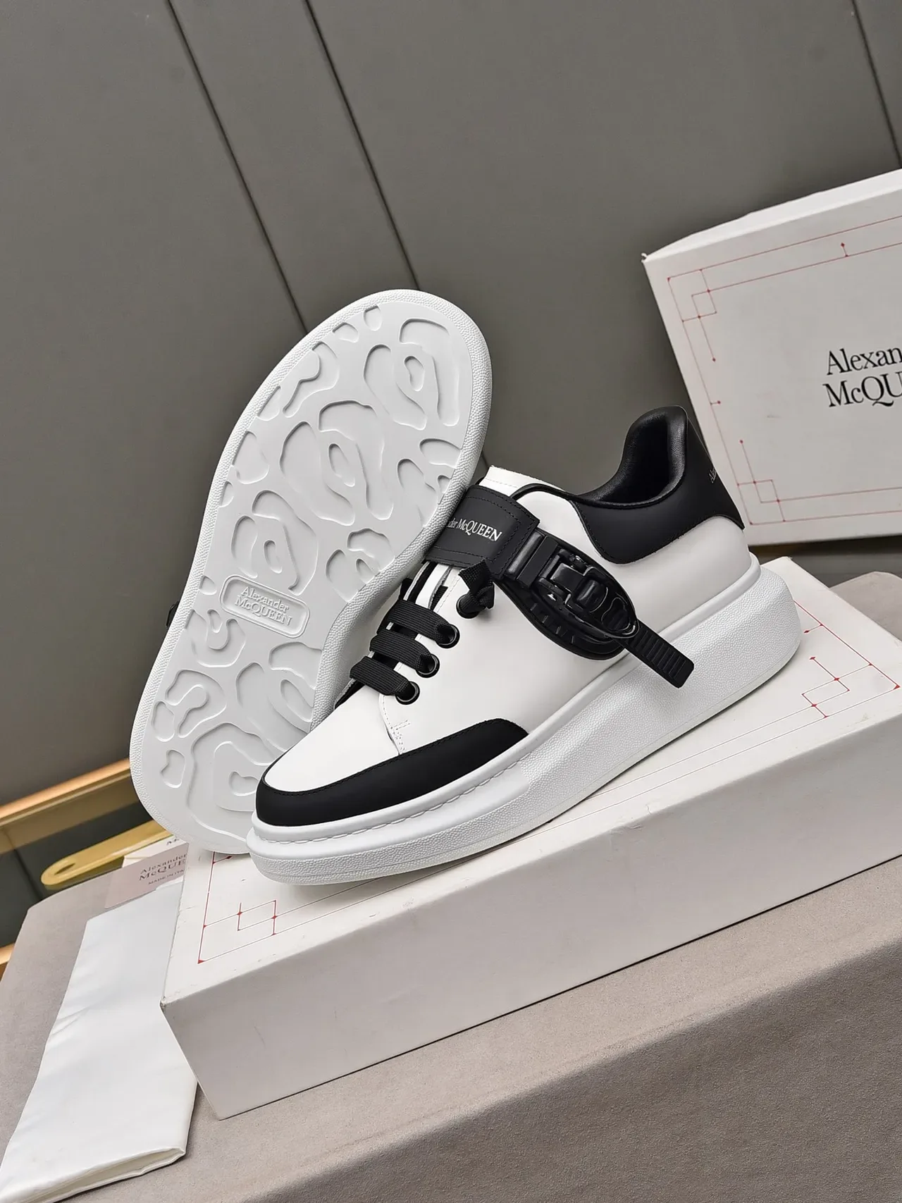 Alexander McQueen zapatillas oversized blanco negro correa lifestyle sneakers 4