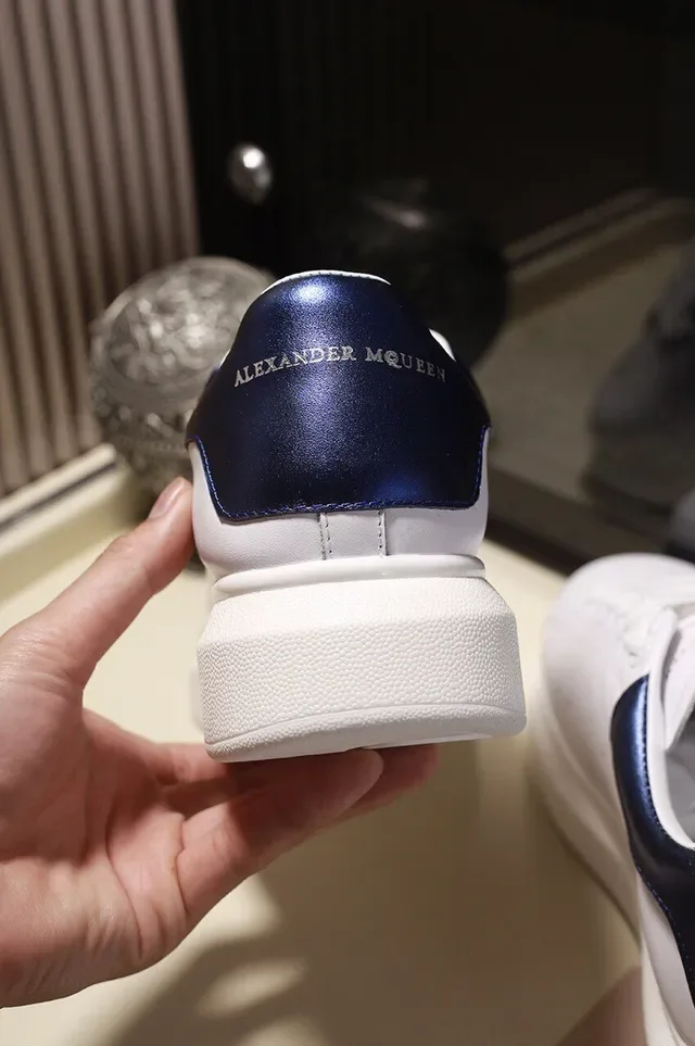 Alexander McQueen Sneakers oversized Semelle bleue blanche Cuir supérieur lisse Sneakers lifestyle 2