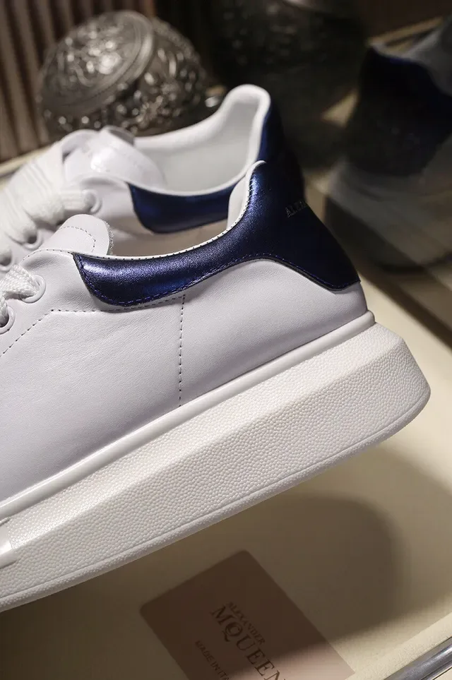 Alexander McQueen Sneakers oversized Semelle bleue blanche Cuir supérieur lisse Sneakers lifestyle 3