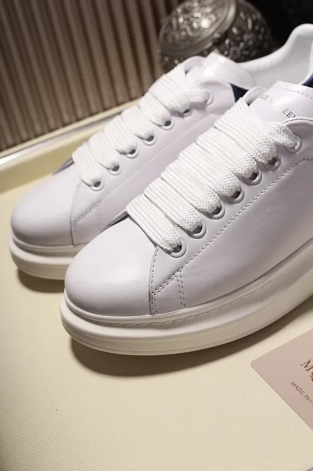 Alexander McQueen Sneakers oversized Semelle bleue blanche Cuir supérieur lisse Sneakers lifestyle 4