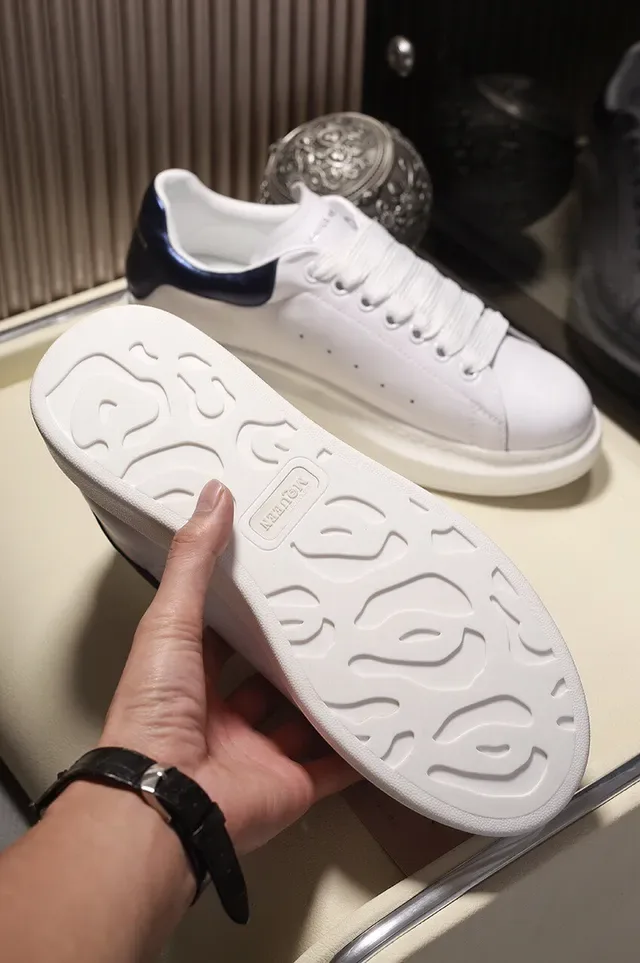 Alexander McQueen Sneakers oversized Semelle bleue blanche Cuir supérieur lisse Sneakers lifestyle 5