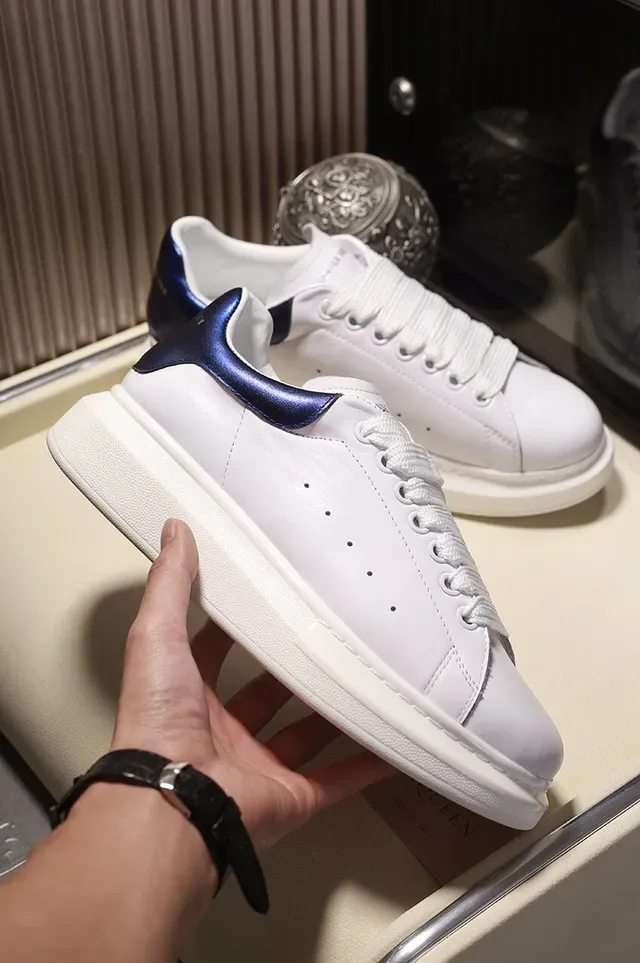 Alexander McQueen Sneakers oversized Semelle bleue blanche Cuir supérieur lisse Sneakers lifestyle 6