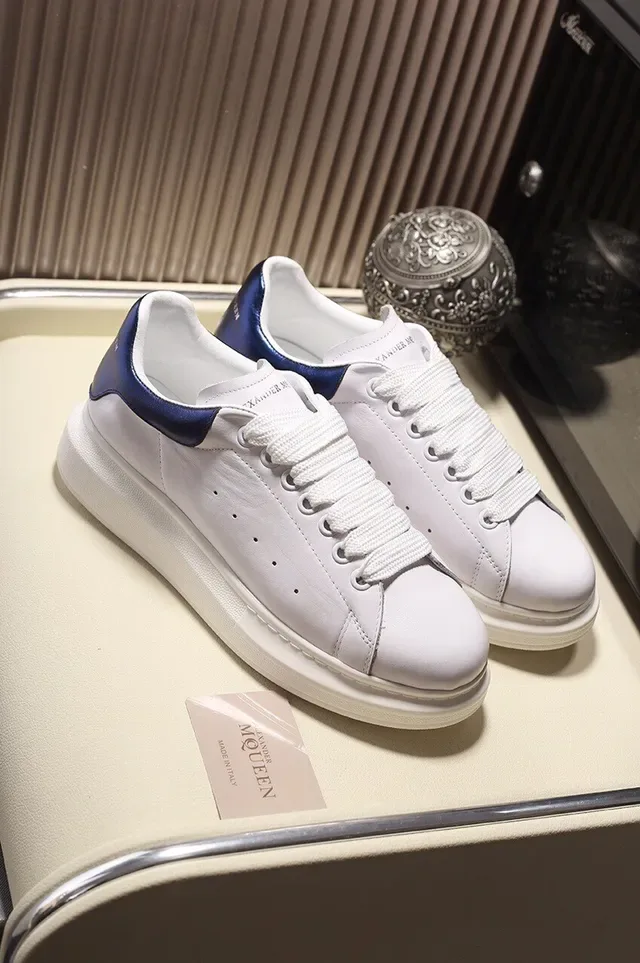 Alexander McQueen Sneakers oversized Semelle bleue blanche Cuir supérieur lisse Sneakers lifestyle 7