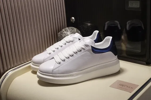 Alexander McQueen Sneakers oversized Semelle bleue blanche Cuir supérieur lisse Sneakers lifestyle 8