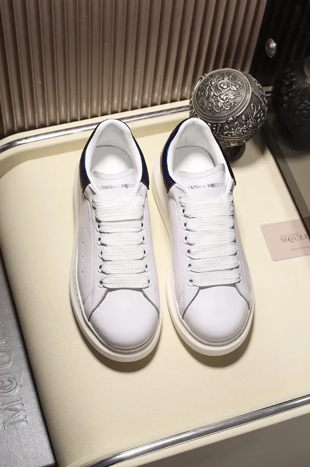Alexander McQueen Sneakers oversized Semelle bleue blanche Cuir supérieur lisse Sneakers lifestyle 9