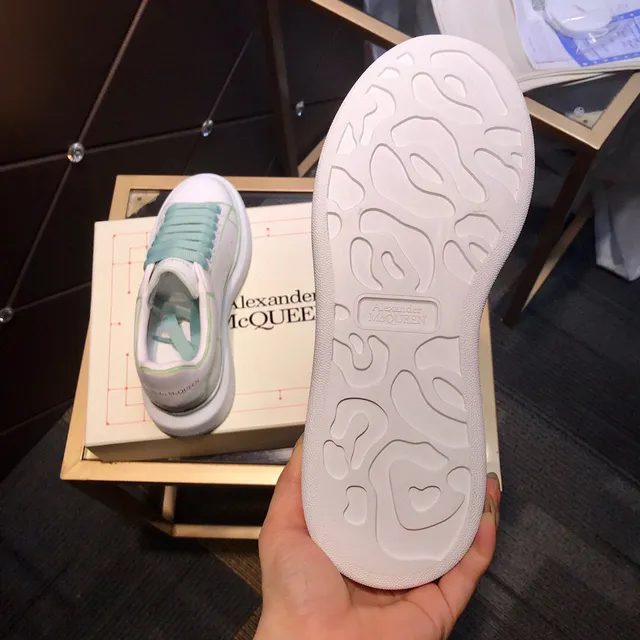 Alexander McQueen 超大运动鞋 白色绿色 平台鞋底 无鞋带 拉链式穿脱 生活方式运动鞋 3