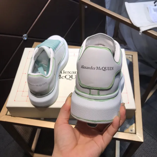Alexander McQueen 超大运动鞋 白色绿色 平台鞋底 无鞋带 拉链式穿脱 生活方式运动鞋 5