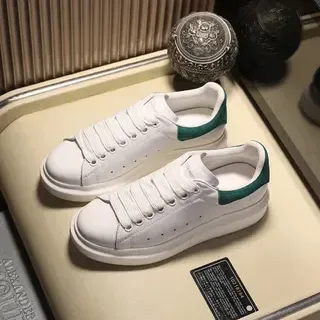 Alexander McQueen ओवरसाइज्ड स्नीकर सफेद हरा सोल पर्फोरेटेड टो लाइफस्टाइल स्नीकर