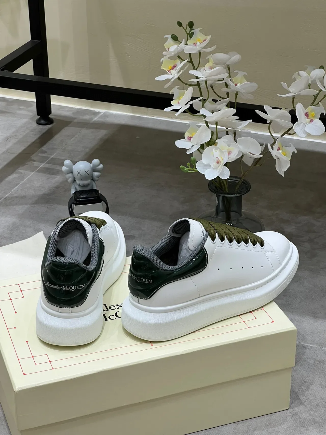Alexander McQueen ओवरसाइज्ड स्नीकर व्हाइट ऑलिव ग्रीन लाइफस्टाइल स्नीकर 4