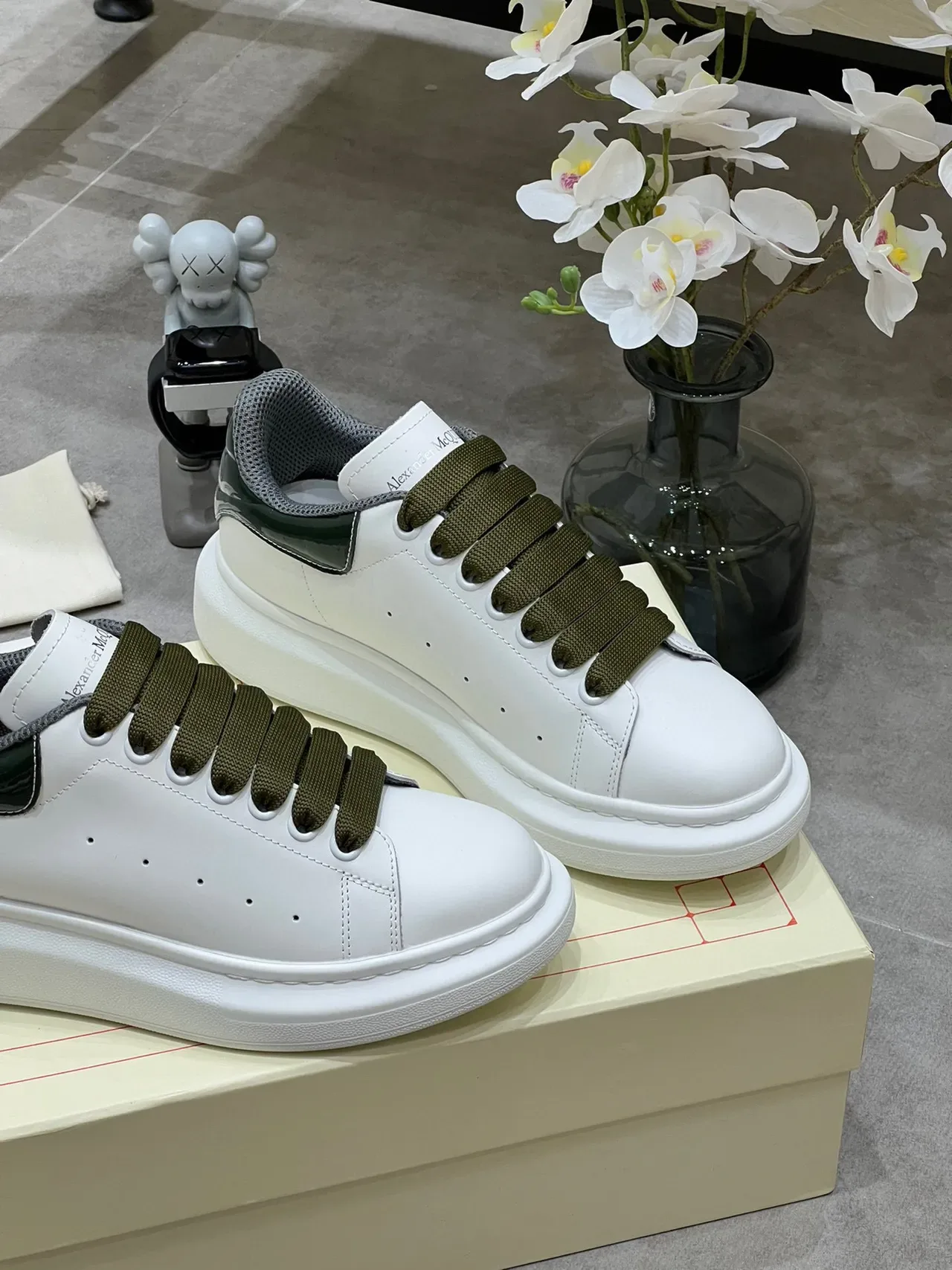 Alexander McQueen ओवरसाइज्ड स्नीकर व्हाइट ऑलिव ग्रीन लाइफस्टाइल स्नीकर 5