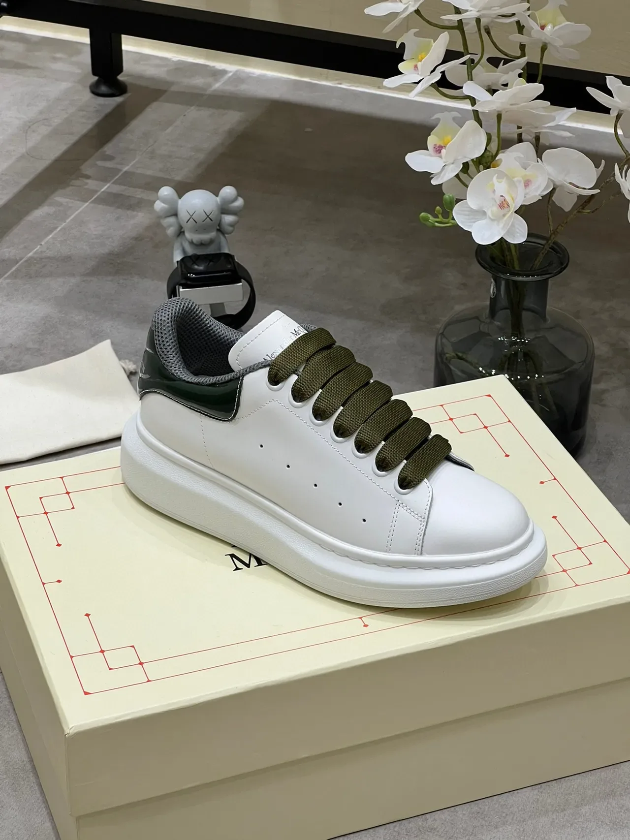 Alexander McQueen ओवरसाइज्ड स्नीकर व्हाइट ऑलिव ग्रीन लाइफस्टाइल स्नीकर 6