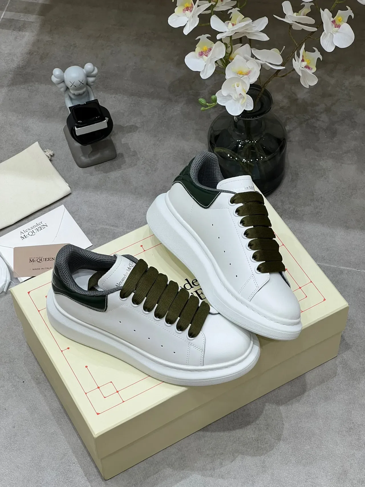 Alexander McQueen ओवरसाइज्ड स्नीकर व्हाइट ऑलिव ग्रीन लाइफस्टाइल स्नीकर 7