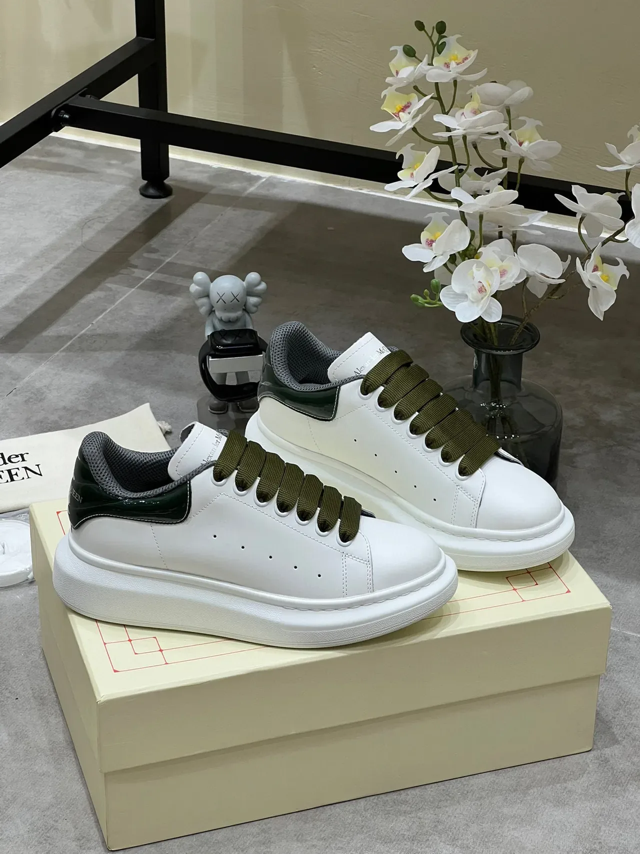 Alexander McQueen ओवरसाइज्ड स्नीकर व्हाइट ऑलिव ग्रीन लाइफस्टाइल स्नीकर 8