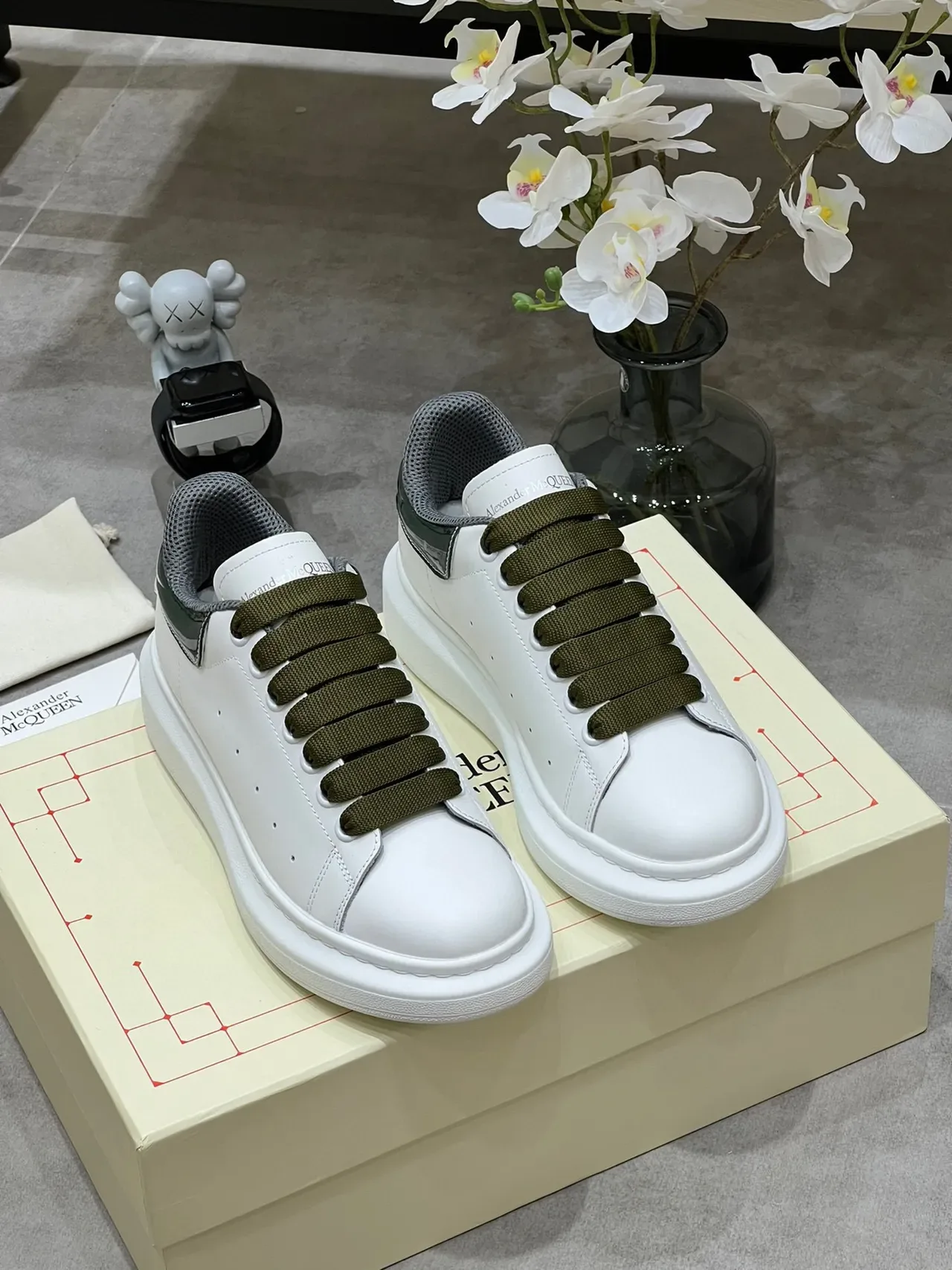 Alexander McQueen ओवरसाइज्ड स्नीकर व्हाइट ऑलिव ग्रीन लाइफस्टाइल स्नीकर 9