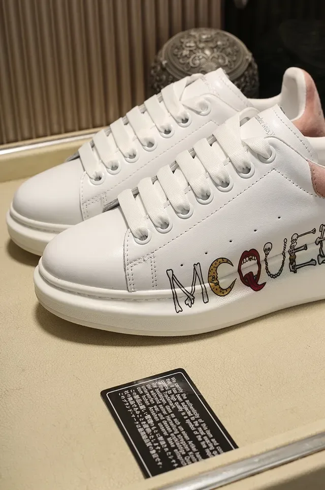 Alexander McQueen व्हाइट पिंक ओवरसाइज्ड लेदर स्नीकर एम्ब्रॉइडर्ड लोगो लाइफस्टाइल 2