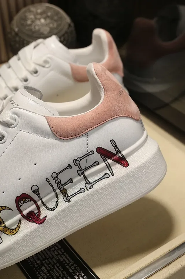Alexander McQueen व्हाइट पिंक ओवरसाइज्ड लेदर स्नीकर एम्ब्रॉइडर्ड लोगो लाइफस्टाइल 4