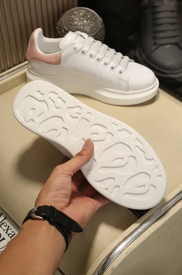 Alexander McQueen व्हाइट पिंक ओवरसाइज्ड लेदर स्नीकर एम्ब्रॉइडर्ड लोगो लाइफस्टाइल 5