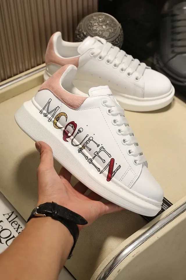 Alexander McQueen व्हाइट पिंक ओवरसाइज्ड लेदर स्नीकर एम्ब्रॉइडर्ड लोगो लाइफस्टाइल 6