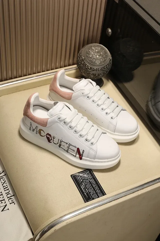 Alexander McQueen व्हाइट पिंक ओवरसाइज्ड लेदर स्नीकर एम्ब्रॉइडर्ड लोगो लाइफस्टाइल 7