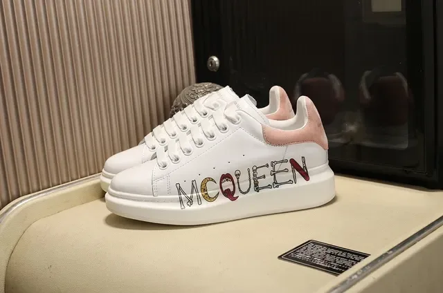 Alexander McQueen व्हाइट पिंक ओवरसाइज्ड लेदर स्नीकर एम्ब्रॉइडर्ड लोगो लाइफस्टाइल 9