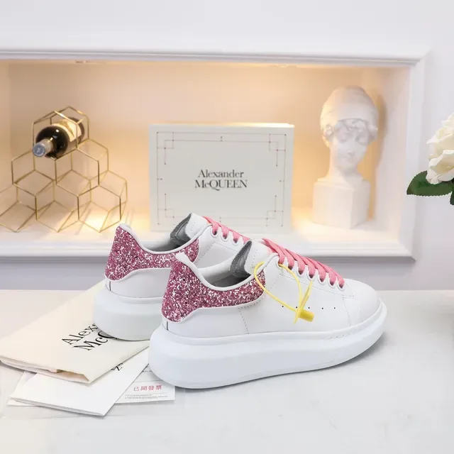 Alexander McQueen Sneakers oversize blanches roses semelle plateforme cuir lisse dessus sneakers lifestyle 3