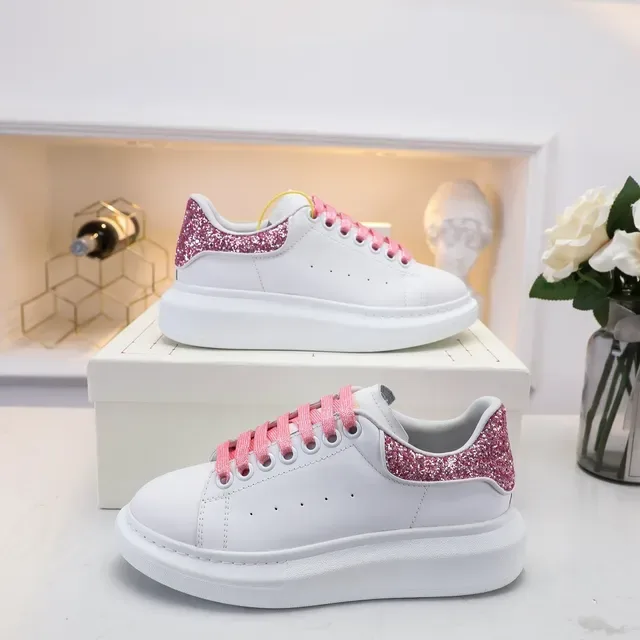 Alexander McQueen Sneakers oversize blanches roses semelle plateforme cuir lisse dessus sneakers lifestyle 4