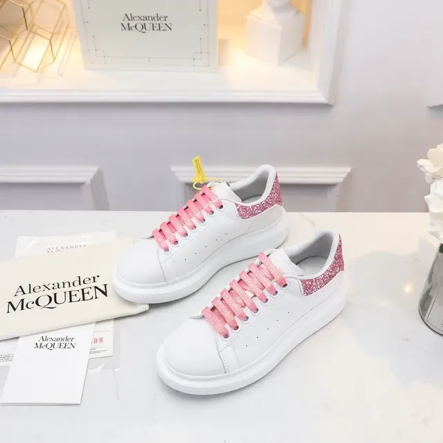 Alexander McQueen Sneakers oversize blanches roses semelle plateforme cuir lisse dessus sneakers lifestyle 5