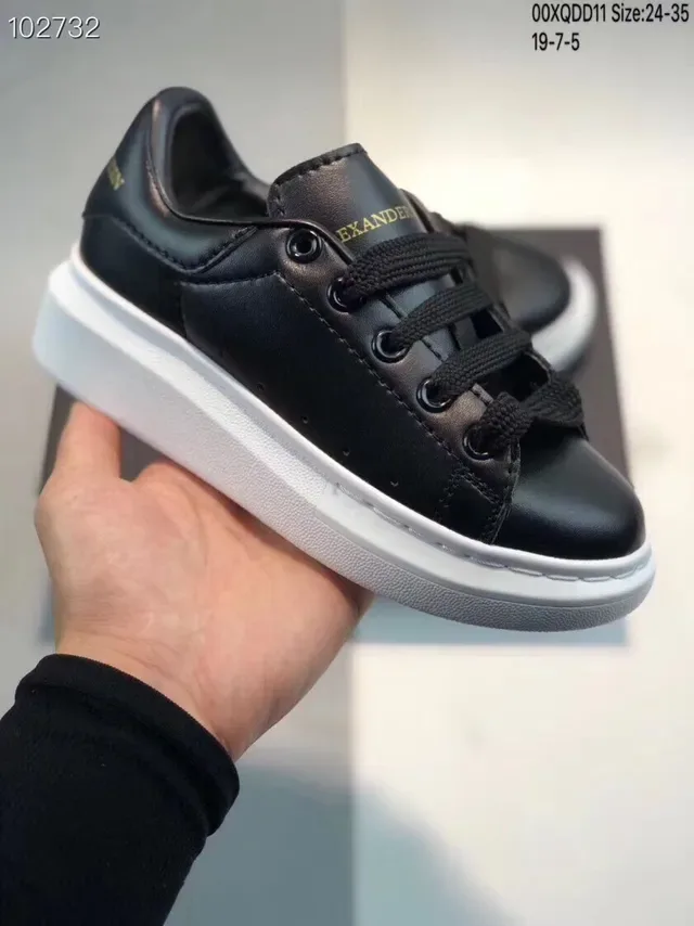 Alexander McQueen حذاء oversized أبيض وأحمر كعب منصة صناديق أصابع مثقوبة sneakers lifestyle 4