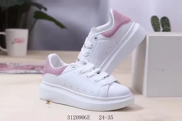 Alexander McQueen حذاء oversized أبيض وأحمر كعب منصة صناديق أصابع مثقوبة sneakers lifestyle 10