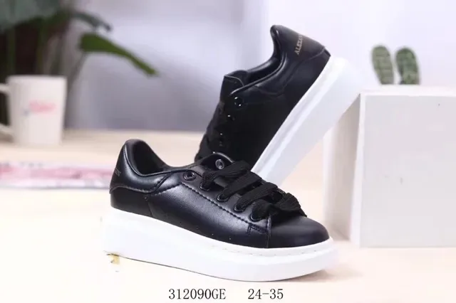 Alexander McQueen حذاء oversized أبيض وأحمر كعب منصة صناديق أصابع مثقوبة sneakers lifestyle 19