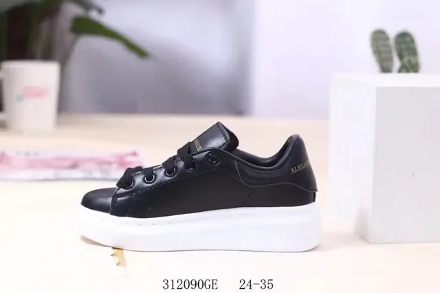 Alexander McQueen حذاء oversized أبيض وأحمر كعب منصة صناديق أصابع مثقوبة sneakers lifestyle 23