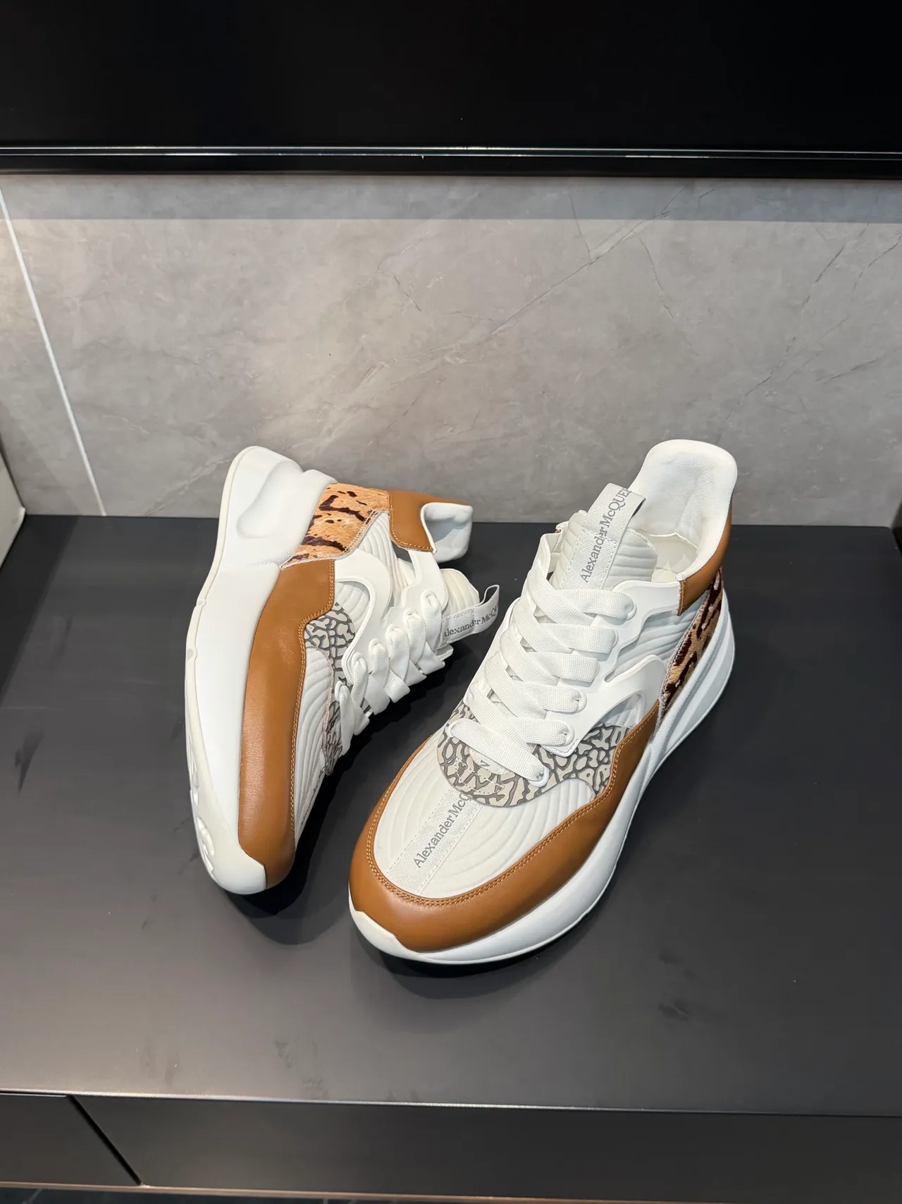 Alexander McQueen 超大白色棕色牛皮厚底运动鞋 3