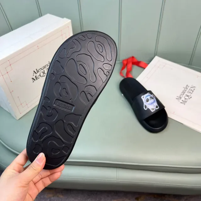 Alexander McQueen 熊猫图案黑色拖鞋 3